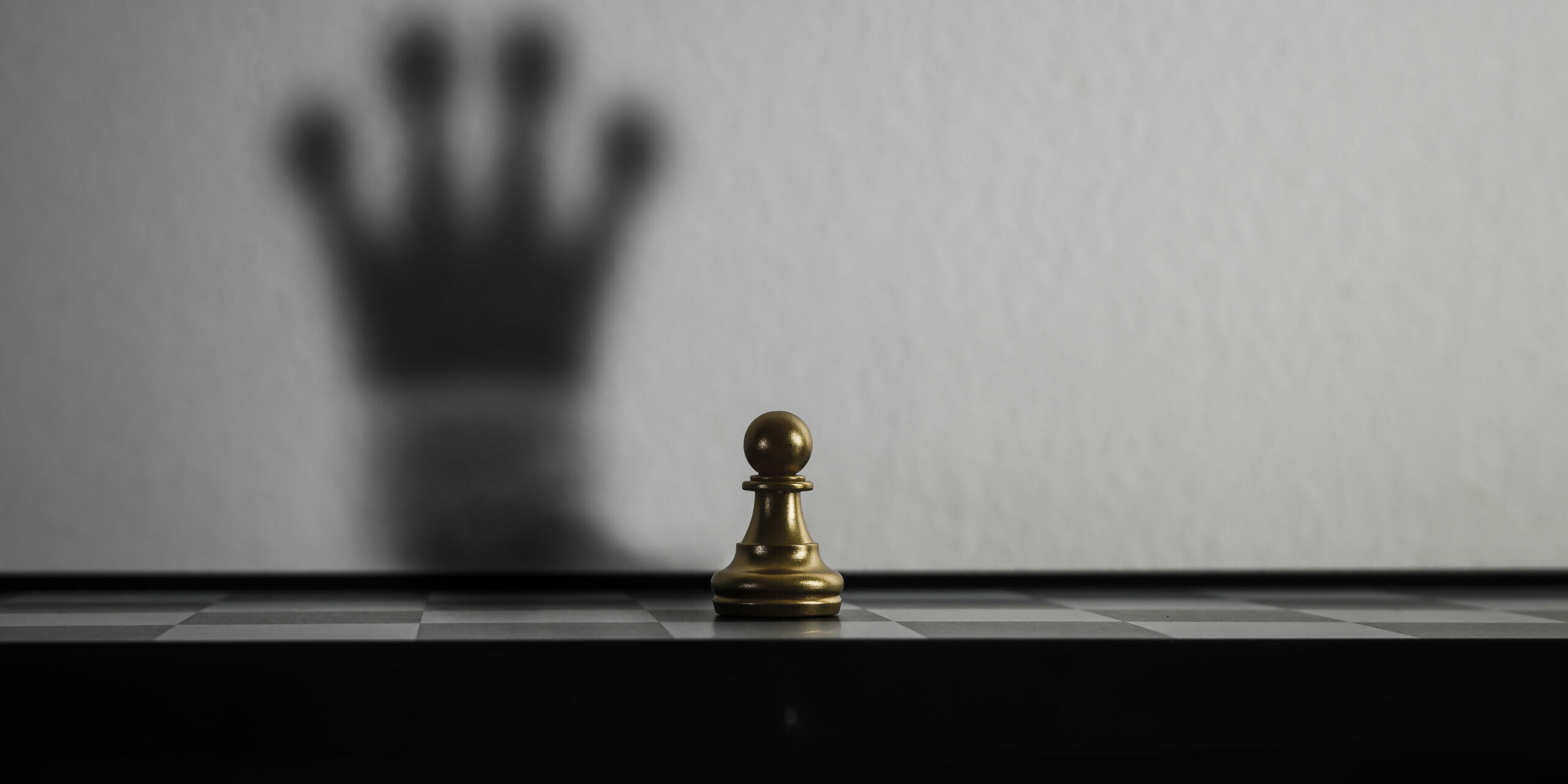 Chessman is changed to the shadow of the crown.