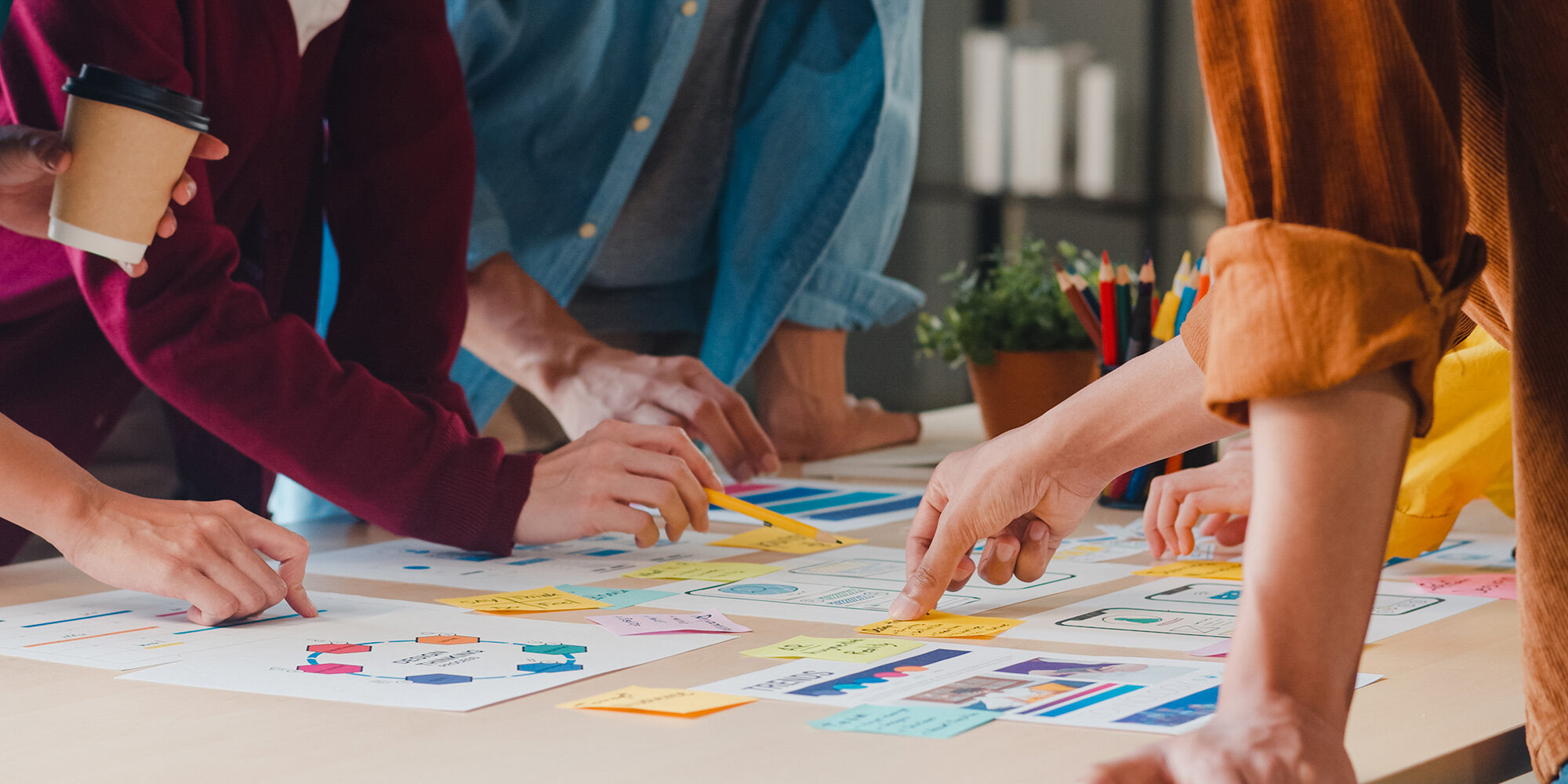 Asian businessmen and businesswomen meeting brainstorming ideas