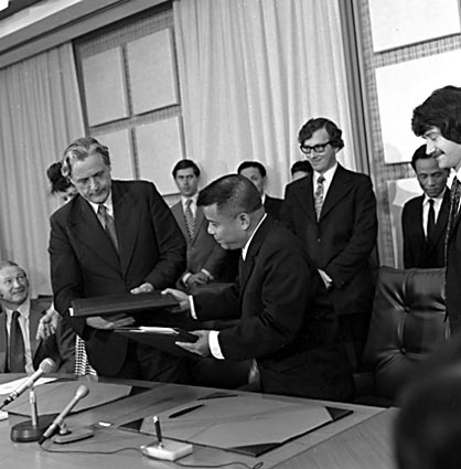 Dr Jim Cairns and the Minister for Foreign Trade of the Democratic Republic of Vietnam, Mr. Phan Anh, at the signing of a Trade Agreement between Australia and North Vietnam in 1974, National Archives of Australia, series A6180, 27/11/74/18, item barcode 11461409.